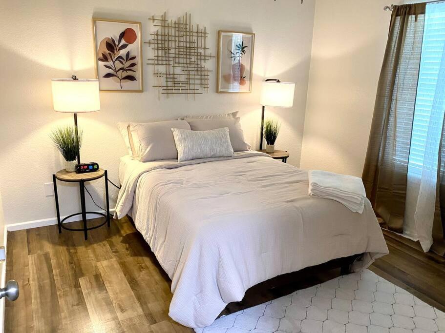 Contemporary 2-Bedroom Rental Unit อีเกิสพาส ภายนอก รูปภาพ